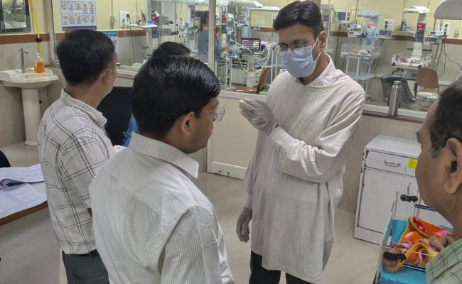 जिला कोषालय अधिकारी ने जिला अस्पताल का किया निरीक्षण मरीजों से संवाद कर स्वास्थ्य सेवाओं की ली जानकारी, व्यवस्थाओं एवं अभिलेखों का किया अवलोकन